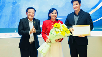 Nha Trang - សមាគមទេសចរណ៍ Khanh Hoa បានផ្តល់វិញ្ញាបនបត្រសមាជិកថ្មីដល់ក្រុមហ៊ុនភាគហ៊ុនរួមរមណីយដ្ឋាន Vias Van Phong
