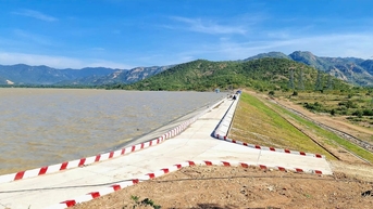 បឹង Ca Giay និង​ទន្លេ Luy បញ្ចេញ​ទឹក​ជន់​លិច​តំបន់​ទំនាប​ក្រោម​ផែនការ​បង្ការ​យ៉ាង​សកម្ម