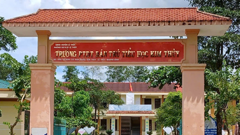 បន្ទាប់​ពី​មាន​ឧបទ្ទវហេតុ​ពុល​ធំ សិស្ស​បាន​ឈប់​ទៅ​សាលា ដើម្បី​ធ្វើ​ពហិការ​នាយក​រង។