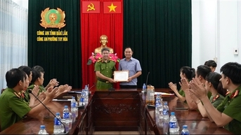 ប្រធាន​សហករណ៍​បាន​រក​ឃើញ​គំនរ​លុយ​ហើយ​បាន​សុំ​ឱ្យ​ប៉ូលិស​រក​អ្នក​ដែល​ទម្លាក់​នោះ​មក​វិញ​ដើម្បី​យក​មក​វិញ។