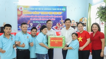 លេខាគណៈកម្មាធិការបក្សទីក្រុង លោក Luong Nguyen Minh Triet បានទៅសួរសុខទុក្ខ និងជូនអំណោយក្នុងពិធីបុណ្យពាក់កណ្តាលរដូវស្លឹកឈើជ្រុះដល់កុមារដែលឆ្លងដោយសារធាតុពណ៌ទឹកក្រូច និងកុមារជួបការលំបាក។