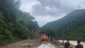 Khẩn trương huy động máy móc san gạt, sớm thông tuyến Quốc lộ 7