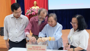 វិចិត្រករទីក្រុងហូជីមិញ ឧបត្ថម្ភប្រជាជនរងគ្រោះដោយព្យុះ Bualoi ជិត ៣០០លានដុង