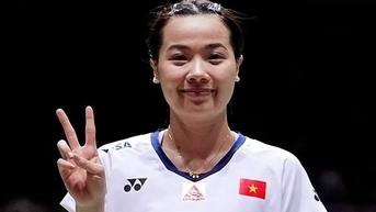 Nguyen Thuy Linh អមដំណើរម្ចាស់ជើងឯកអូឡាំពិកក្នុងការប្រកួតជាមួយនឹងទម្រង់ចម្លែក