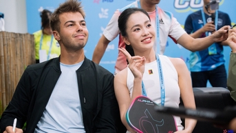 Ben Johns និង​តារា​បាល់​ទាត់​ពិភពលោក​ចុះហត្ថលេខា​លើ​ហត្ថលេខា​សម្រាប់​អ្នក​គាំទ្រ និង​ដើរ​លេង​ជុំវិញ​ផ្សារ Han ក្នុង​ទីក្រុង Da Nang