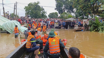 Thanh Hoa៖ បញ្ជាការដ្ឋានការពារភូមិភាគទី២ - Ha Trung កំពុងខិតខំប្រឹងប្រែងជួយប្រជាជននៅតំបន់លិចលង់។