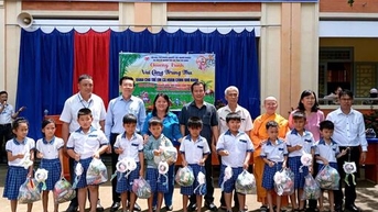 ប្រគល់អំណោយពាក់កណ្តាលរដូវស្លឹកឈើជ្រុះដល់កុមារនៅឃុំព្រំដែនចំនួនពីរគឺ Hoa Hoi និង Phuoc Vinh