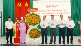 វួដ Dong Xoai បានប្រារព្ធពិធីជួបសំណេះសំណាល និងជូនពរអាយុយឺនយូរ ក្នុងឱកាសទិវាមនុស្សចាស់អន្តរជាតិ ១ តុលា។