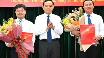 លេខាគណៈកម្មាធិការបក្សទីក្រុងហូជីមិញ លោក Tran Luu Quang បានប្រគល់សេចក្តីសម្រេចលើបុគ្គលិកសំខាន់ៗ