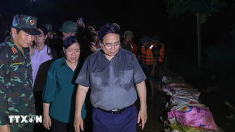 총리, 하노이 강변 지역 홍수 대응 야간 점검 및 지시