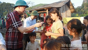 지방 작업반은 Nhat Hoa 코뮌의 Tien Hau 마을에서 홍수 피해를 입은 지역 주민들에게 구호품을 제공했습니다.