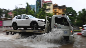 Cứu hộ ôtô mùa mưa lũ: Các hãng xe tung gói hỗ trợ
