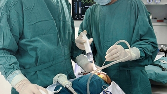 다낭: 한때 환자를 '눈을 감고 구부정하게 걷게' 했던 희귀 종양 제거