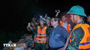 Thủ tướng thị sát ứng phó mưa lũ tại vùng ven sông của Hà Nội