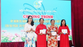 ស្ត្រី​ឃុំ Hoa Tien ផ្តល់​ជីវភាព​ជូន​សមាជិក​ចំនួន ៨ នាក់ និង​ជួយ​ប្រជាជន​រងគ្រោះ​ដោយ​ខ្យល់ព្យុះ និង​ទឹកជំនន់