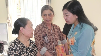 Đồng chí Nguyễn Lan Hương thăm, động viên người dân bị ảnh hưởng bởi ngập úng tại phường Tây Mỗ