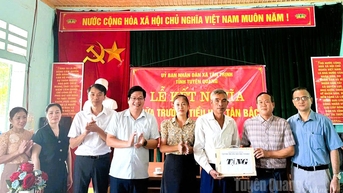 Xã Tân Trịnh hỗ trợ máy tính cho 17 thôn