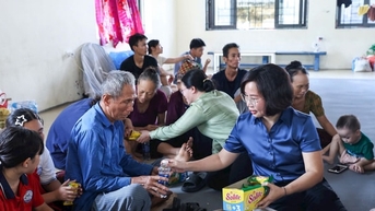 Đồng chí Bùi Huyền Mai thăm, động viên nhân dân các xã Trung Giã, Đa Phúc bị ảnh hưởng bởi mưa bão