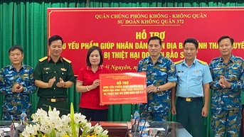 Tiếp nhận hàng cứu trợ hỗ trợ khắc phục hậu quả bão số 11