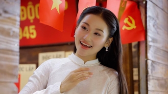 Le Minh Ngoc은 폭풍과 홍수로 피해를 입은 사람들을 위해 기도하며 Van Ky의 희망의 노래를 부릅니다.