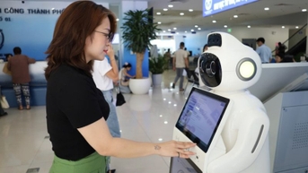 Chính quyền số Hà Nội: Người dân làm thủ tục với Robot AI, hồ sơ trực tuyến vượt nộp trực tiếp