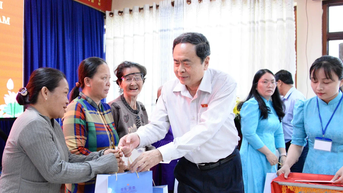 Chủ tịch Quốc hội dâng hương tưởng niệm tại Khu lưu niệm Chủ tịch Tôn Đức Thắng