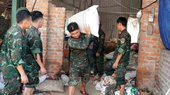 Sư đoàn 304 giúp dân khắc phục hậu quả lũ lụt