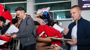 CĐV biến Tân Sơn Nhất thành Old Trafford, chào đón các huyền thoại Manchester United