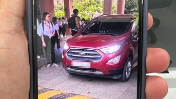 Đoàn ô tô chen lấn với hàng trăm học sinh ở TPHCM do bảo vệ không hướng dẫn
