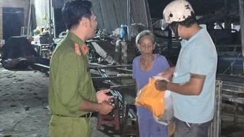 Công an xã Bến Cầu hỗ trợ cụ bà gần 80 tuổi đi lạc trở về với gia đình