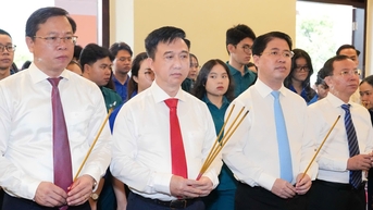 Đoàn đại biểu TP.HCM dâng hương nghĩa trang liệt sĩ, bảo tàng Hồ Chí Minh trước thềm Đại hội Đảng