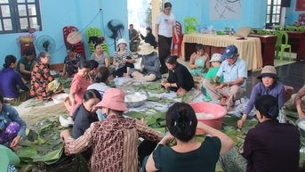 Người dân Đà Nẵng gói bánh tét, làm thịt ngâm nước mắm gửi tặng vùng lũ miền Bắc