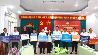 Ủy ban MTTQ Việt Nam tỉnh Khánh Hòa tiếp nhận hơn 1 tỷ đồng ủng hộ các tỉnh bị thiệt hại do bão lũ
