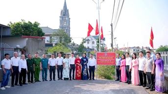 Vân Đình: Gắn biển công trình "Tuyến đường chiếu sáng văn minh"