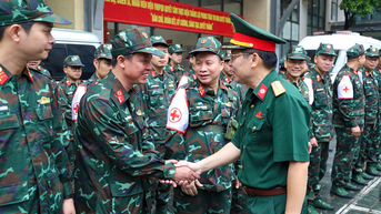 Tổng cục Hậu cần - Kỹ thuật xuất quân hỗ trợ nhân dân phòng, chống dịch bệnh sau lũ lụt trên địa bàn Quân khu 1