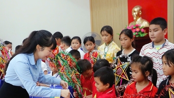 Trao 100 suất quà của Trung ương Đoàn cho học sinh có hoàn cảnh khó khăn tại Nghệ An