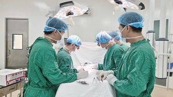 Nam sinh viên thoát hiểm sau ca mổ cắt khối u lớn hiếm gặp trong ngực