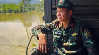 Theo chân bộ đội vào vùng 'tâm lũ' ở Hà Nội, cứu trợ gần 6.000 người bị cô lập