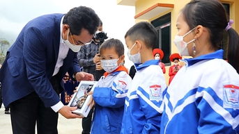 ថៃ ង្វៀន ផ្តល់ថេប្លេតជា 'អំណោយតេត' ដល់សិស្សក្រីក្រ