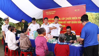 Vùng 4 Hải quân khám bệnh, cấp thuốc miễn phí cho người dân xã Khánh Sơn