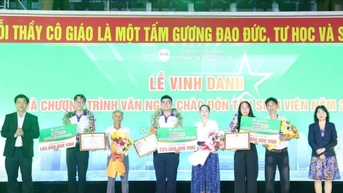 다낭경제대학교, 학생들에게 105억 VND 상당 장학금 수여