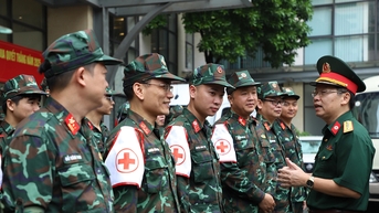 Quân đội xuất quân hỗ trợ nhân dân phòng, chống dịch bệnh sau ngập lụt
