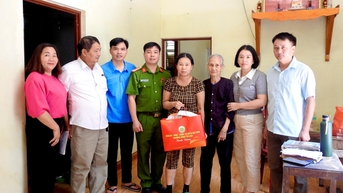 Phường Nùng Trí Cao tặng quà các gia đình bị thiệt hại do thiên tai - Báo Cao Bằng điện tử