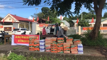 Cán bộ và nhân dân xã Đắk Liêng ủng hộ đồng bào bão lũ 7 tấn gạo cùng nhiều nhu yếu phẩm