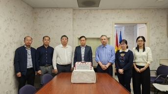 샌프란시스코에 있는 베트남 총영사관은 폭풍과 홍수로 피해를 입은 사람들을 지원하는 캠페인을 시작했습니다.