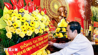 Chủ tịch Quốc hội dâng hương tưởng nhớ Chủ tịch Tôn Đức Thắng