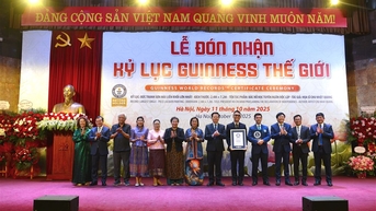 ពិធី​ទទួល​បាន​ឯកទកម្ម​ពិភពលោក​ហ្គីណេស​សម្រាប់​ផ្ទាំង​គំនូរ​ម្រ័ក្សណ៍​ថ្ម​ធំ​បំផុត​ “ពូ​អាន​សេចក្តី​ប្រកាស​ឯករាជ្យ” នៅ​សារមន្ទីរ​ហូជីមិញ