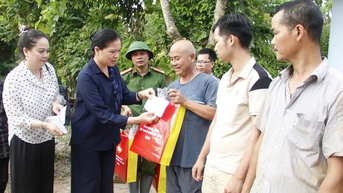 Phó Chủ tịch Ủy ban Trung ương MTTQ Việt Nam Hà Thị Nga thăm hỏi, tặng quà người dân bị ảnh hưởng bởi mưa lũ