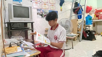 하숙집의 가난한 구석에서 꿈은 여전히 ​​밝다