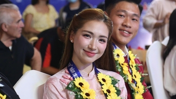 Hòa Minzy và Trưởng bản cứu 90 người được tôn vinh 'Thanh niên sống đẹp'